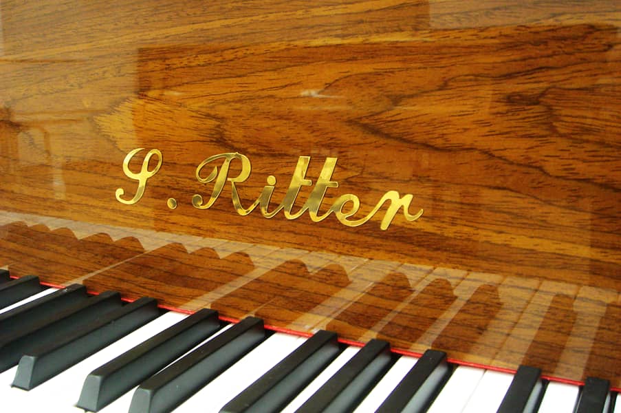 Дешёвый светло-коричневый рояль