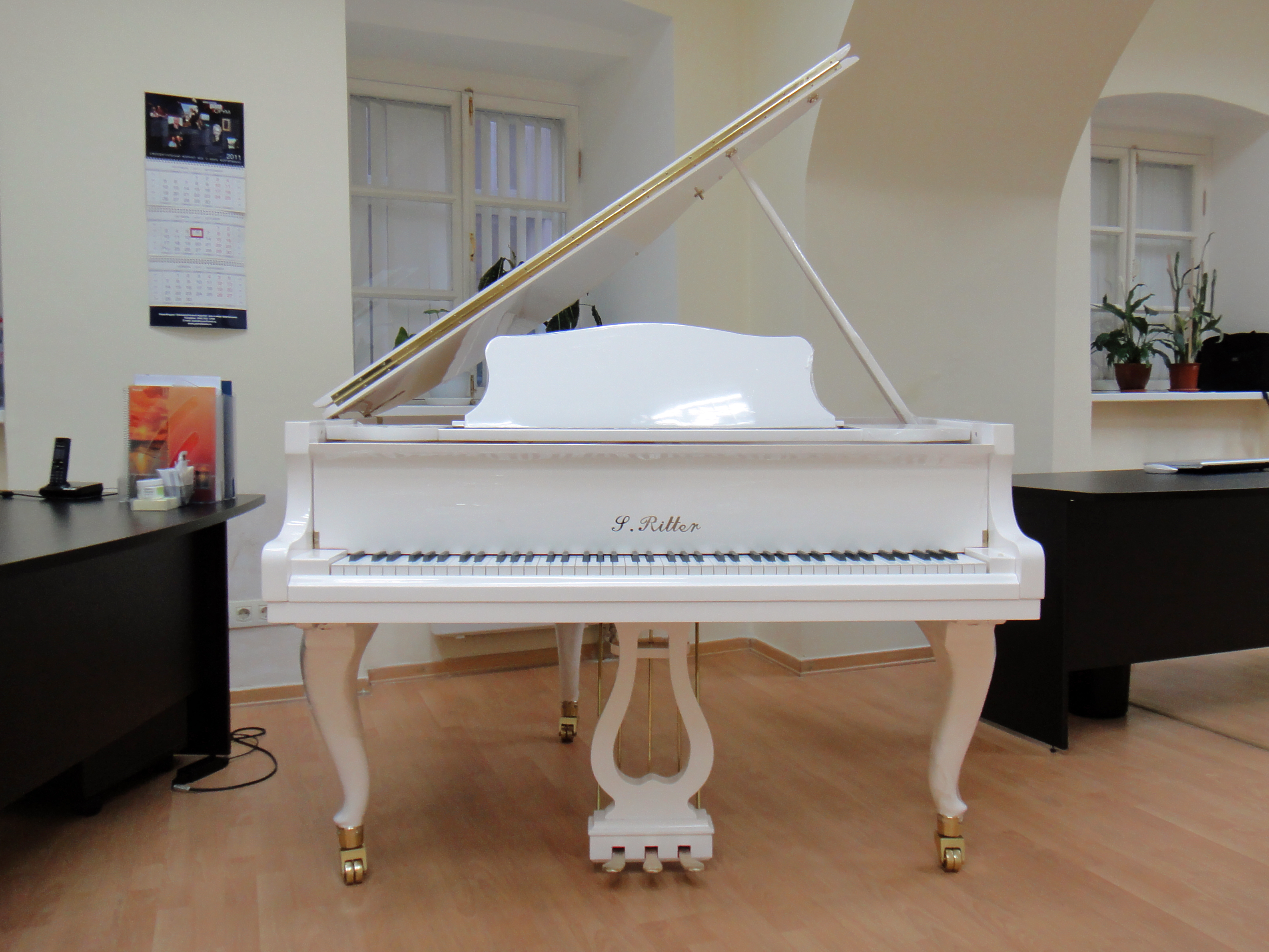 Белый мини рояль