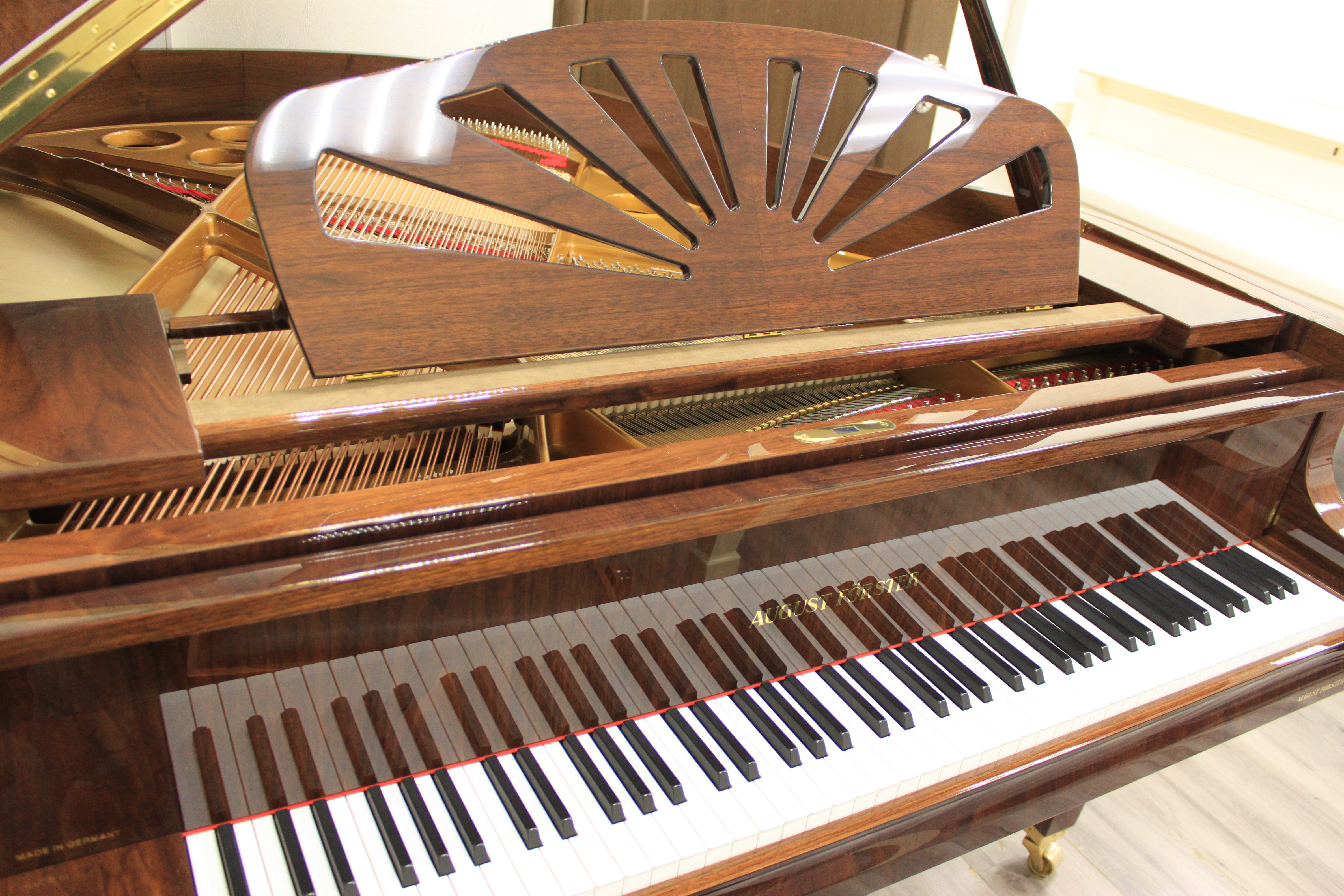 Коричневый орех