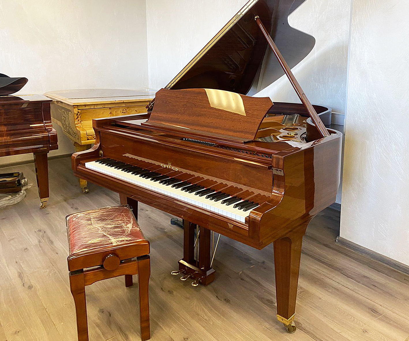 Коричневый немецкий рояль Seiler