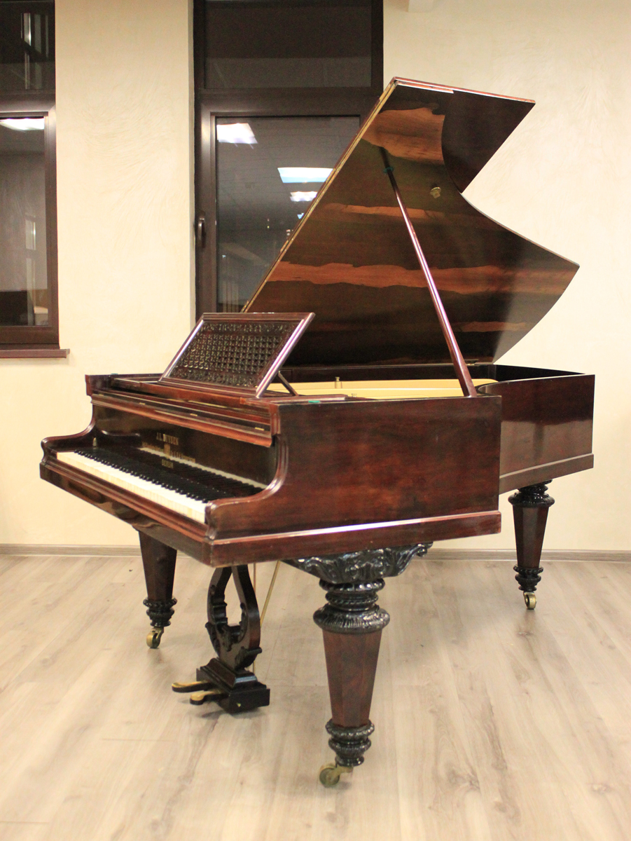 Коричневый немецкий рояль