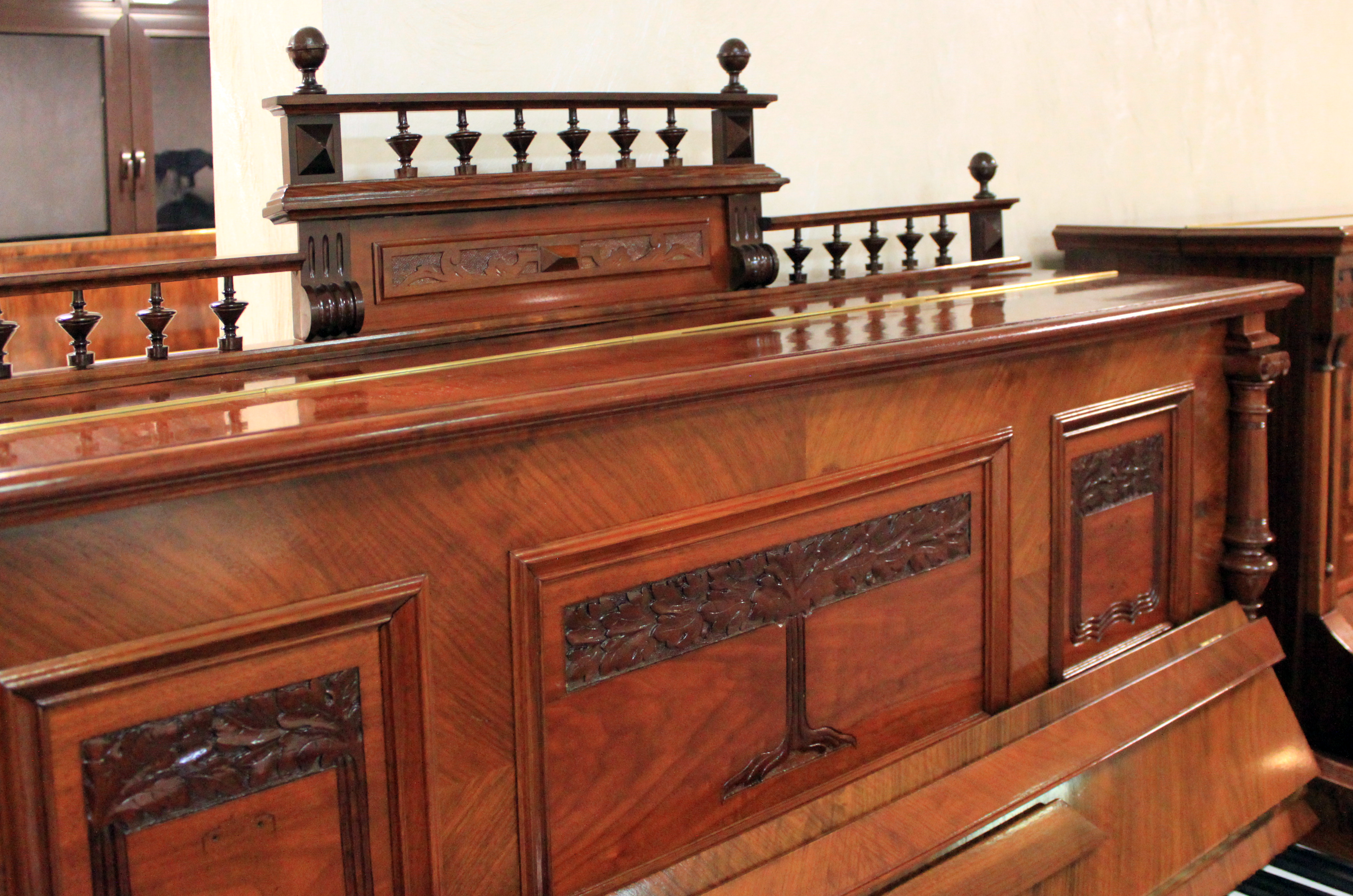 Резные украшения