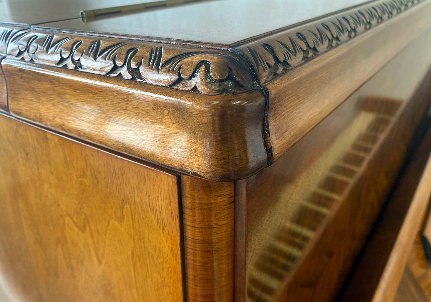 Фрагмент резных украшений