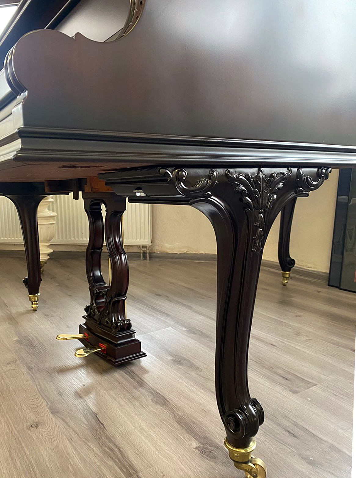 Деталь резных украшений