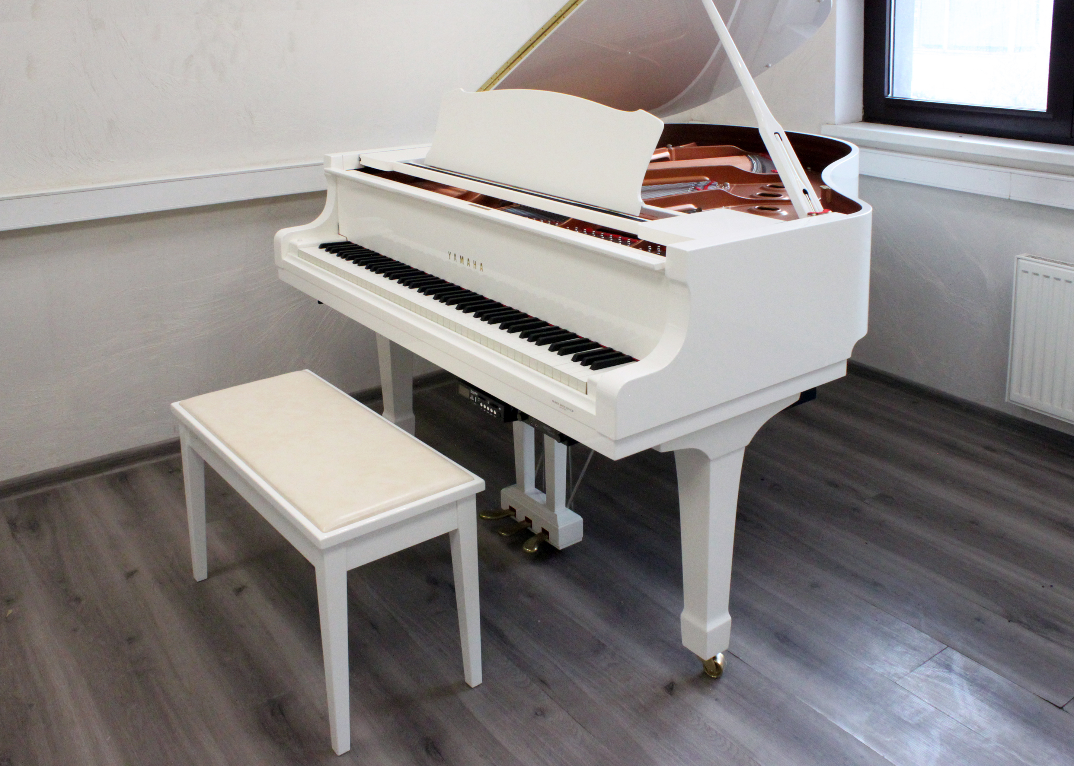 Белый рояль Yamaha C2