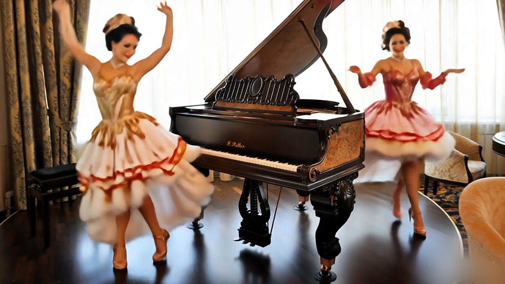 Коричневый рояль Steinway & Sons с инкрустациями