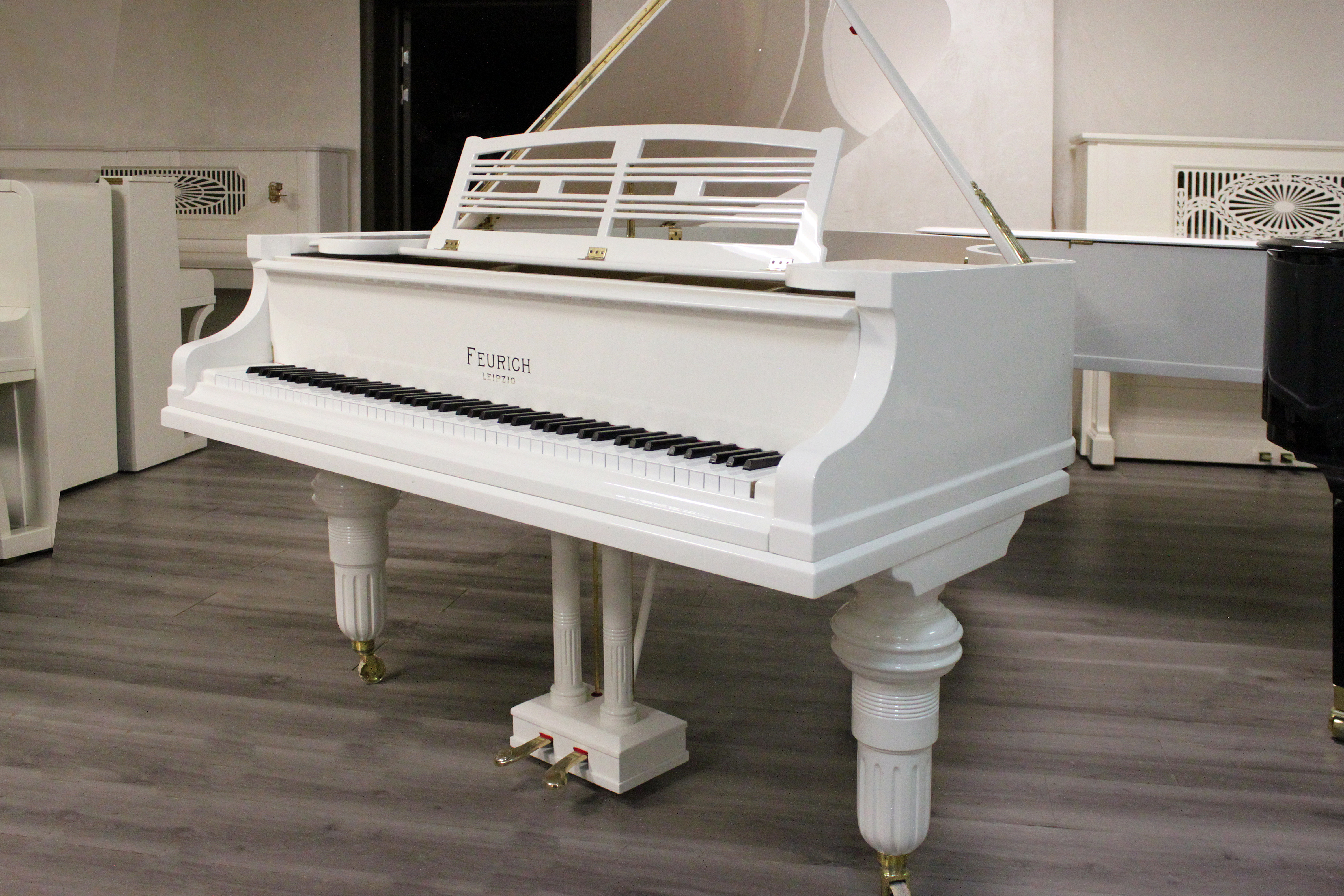 Белый рояль Feurich