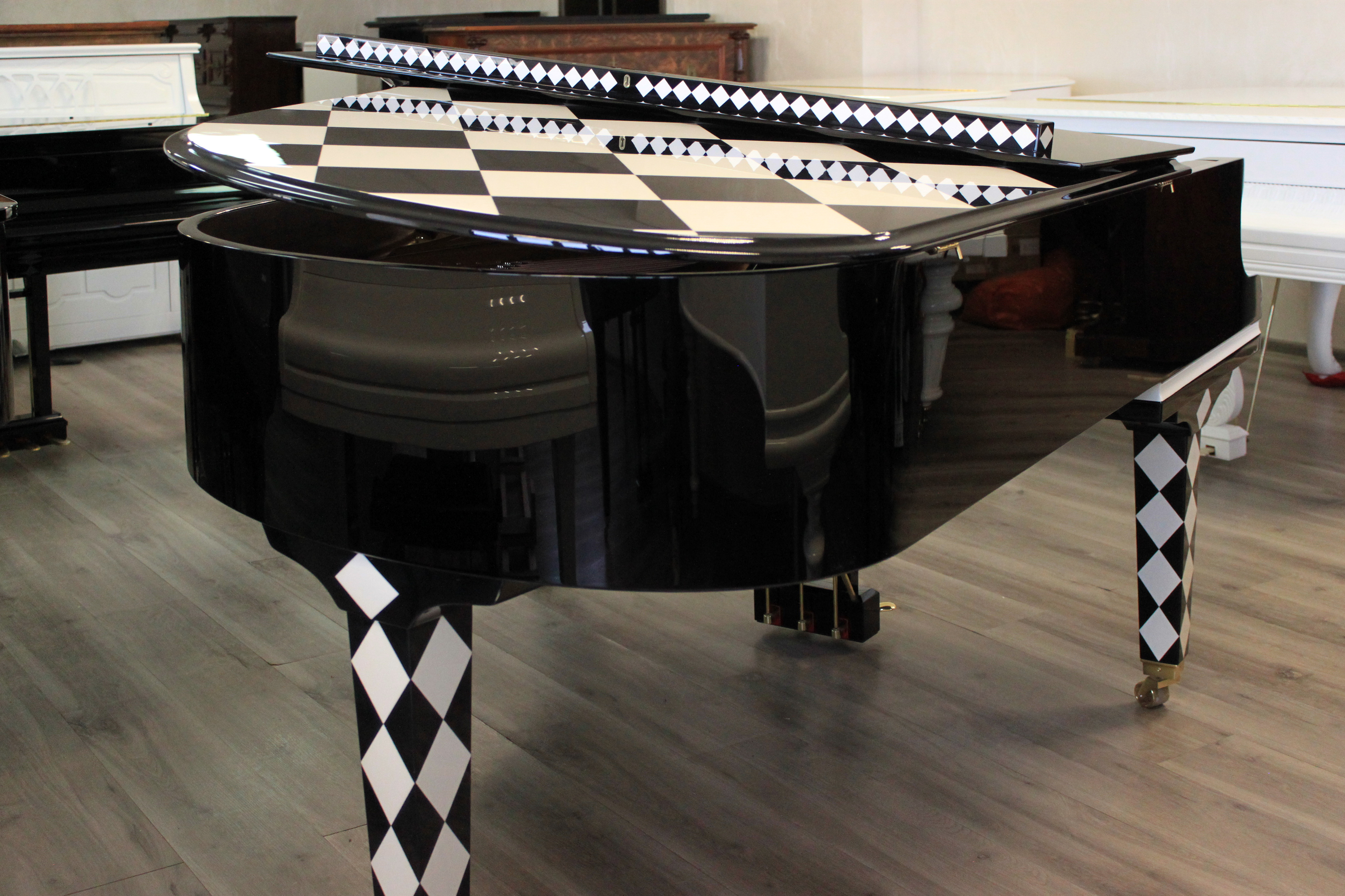 Шахматный блестящий рояль