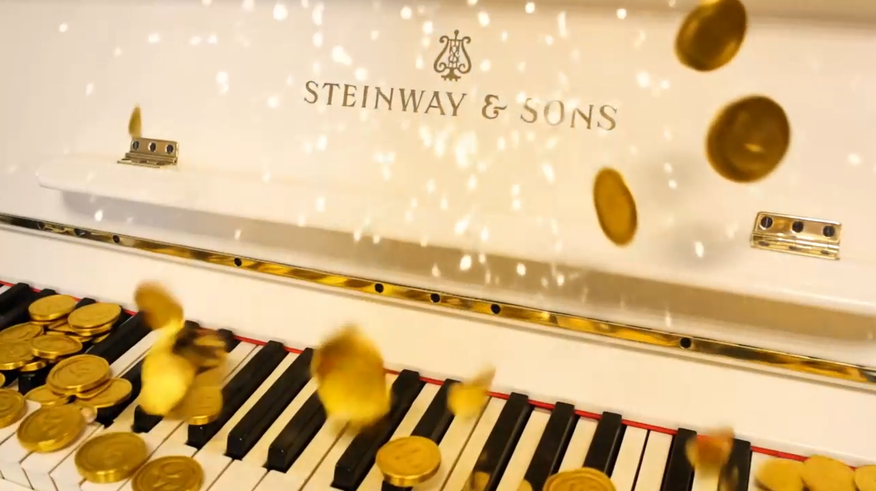 Steinway & Sons пианино в светлой отделке