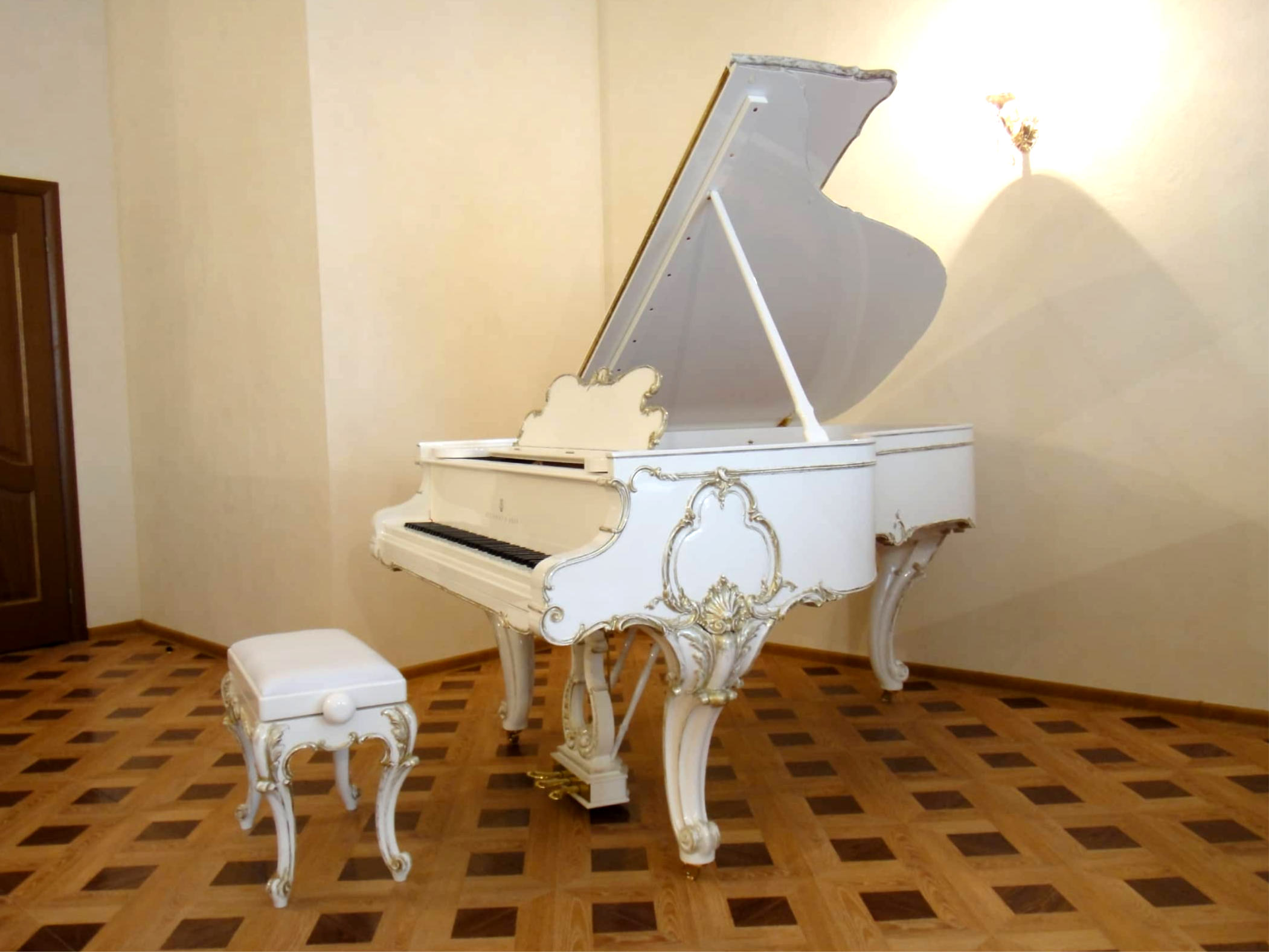 Бело-золотой рояль «Людовик XV»