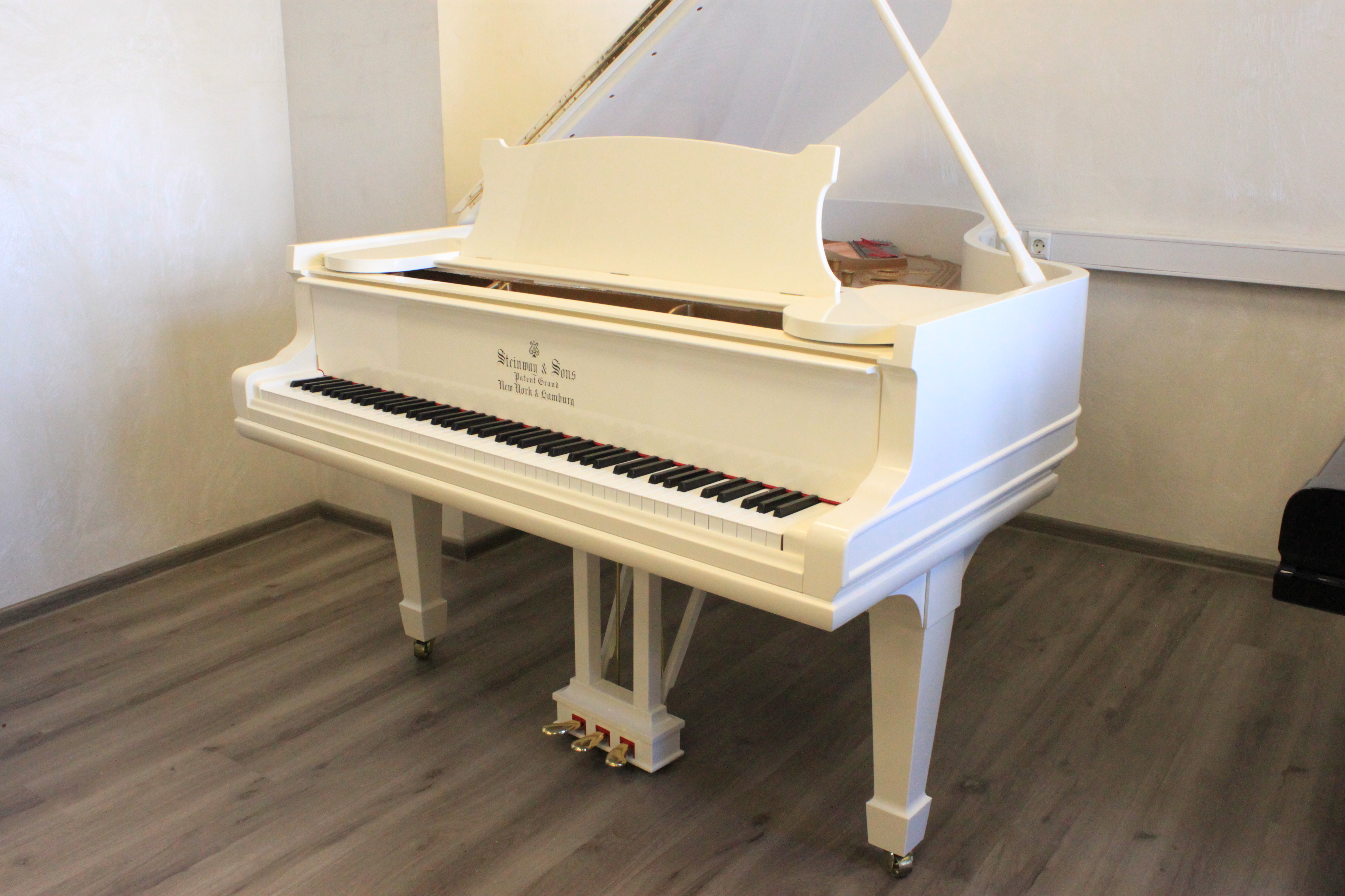 Steinway & Sons белый кабинетный Стейнвей