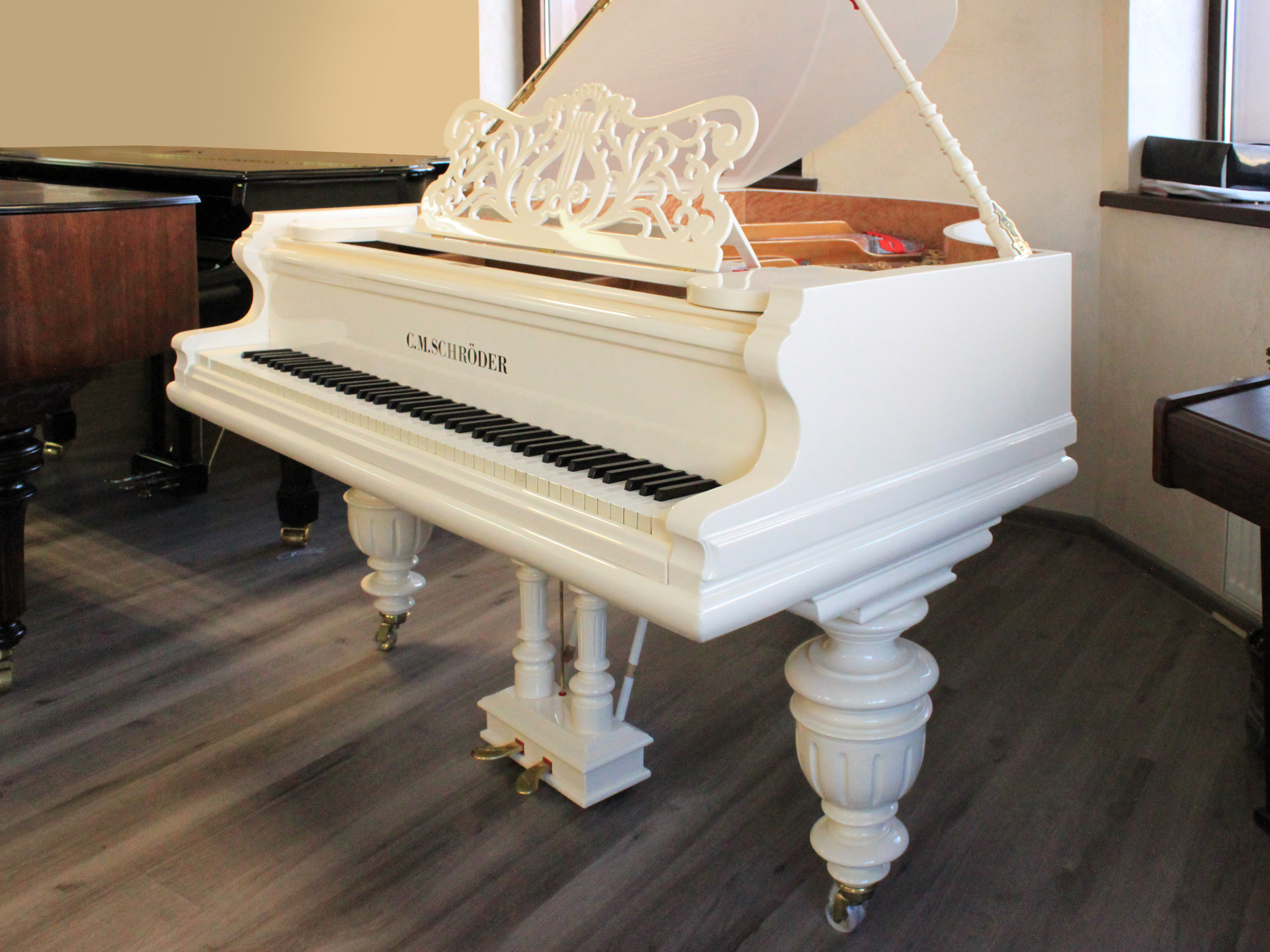 Белый рояль в дизайнерском корпусе