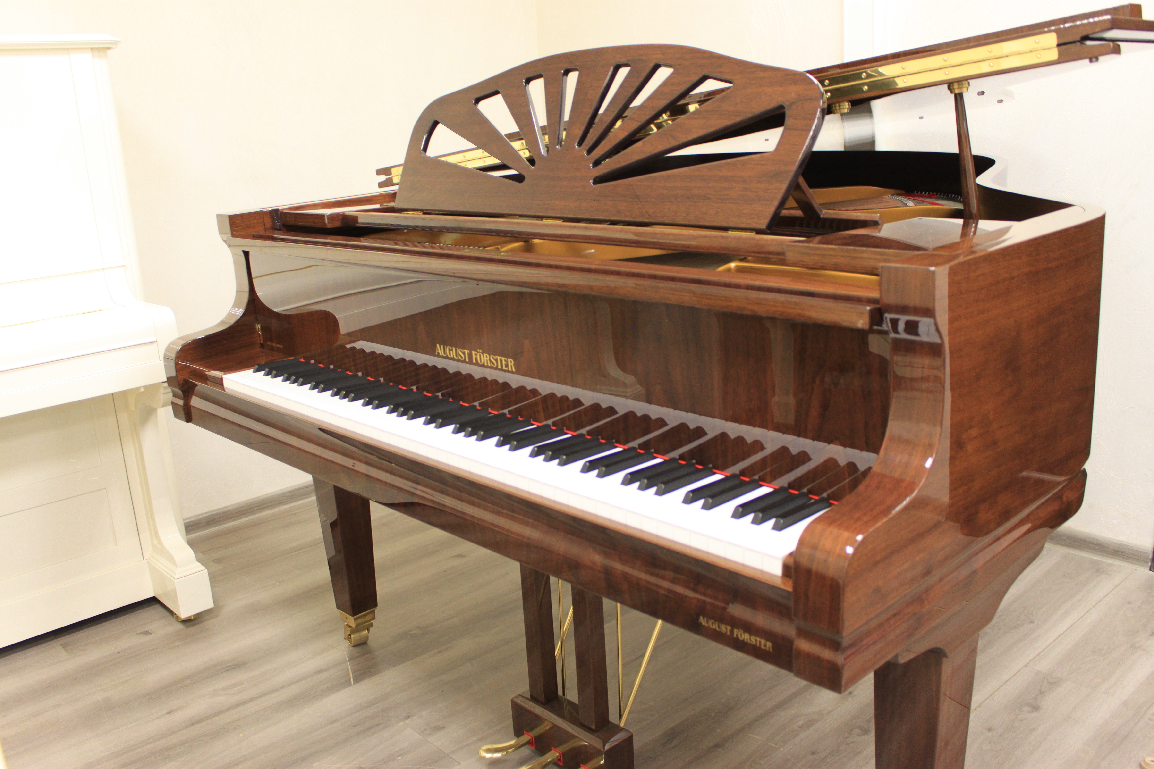 Коричневый рояль в отделке орех