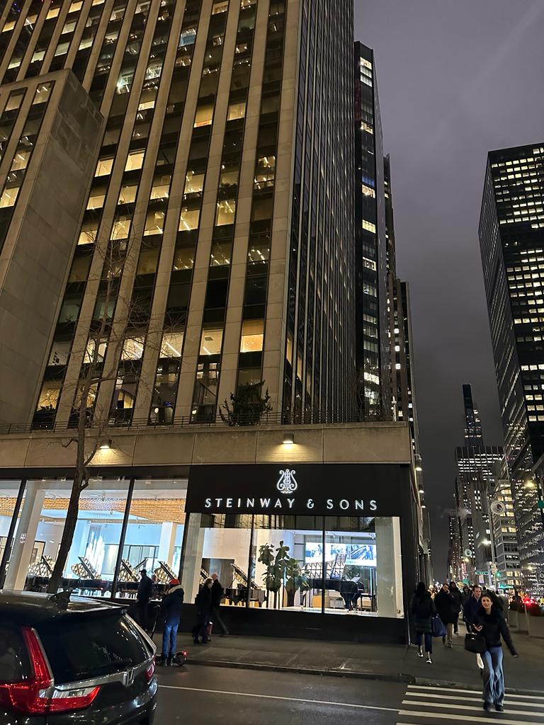 Steinway & Sons рояль белый дизайнерский