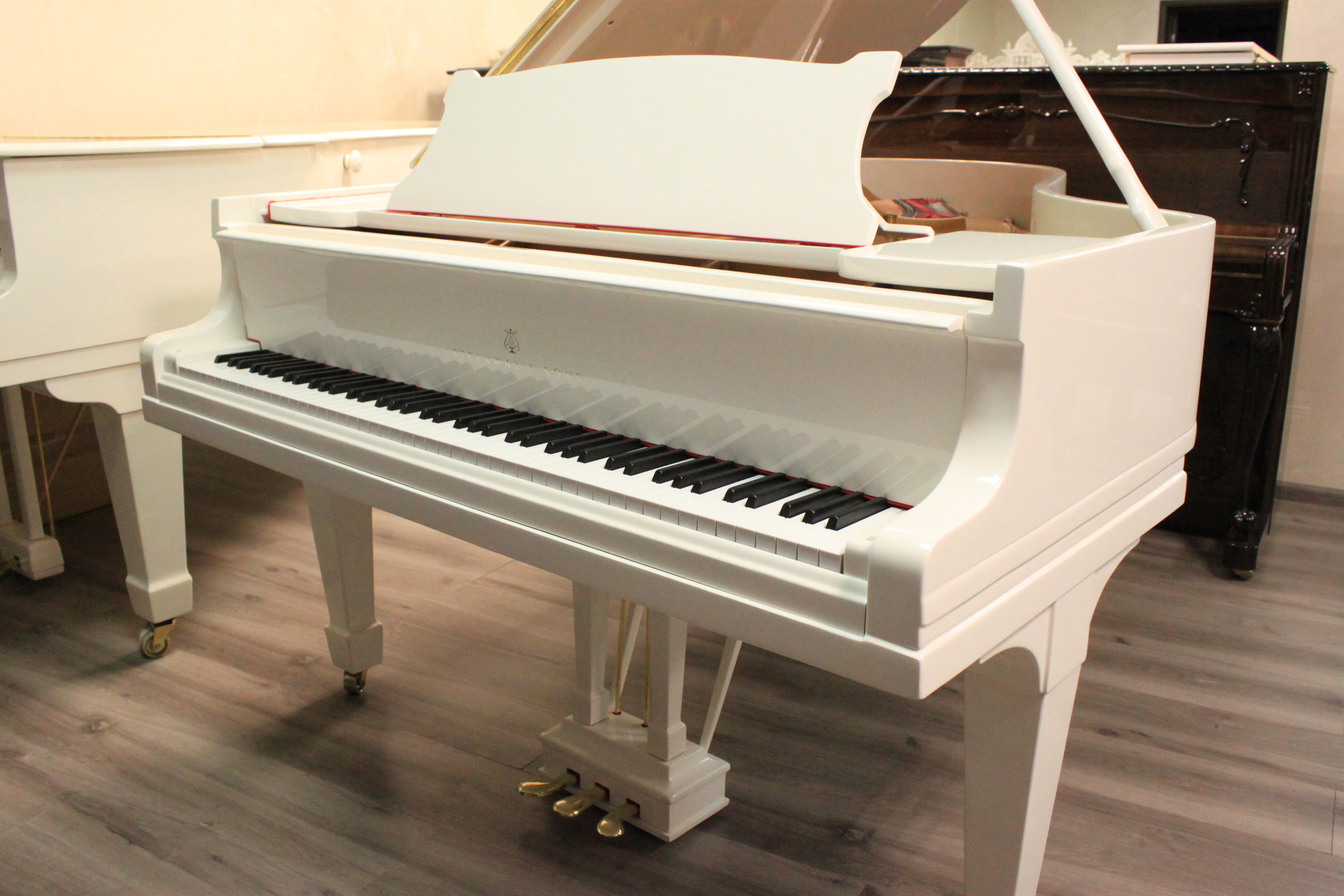 Steinway & Sons О-180 белый рояль Стейнвей