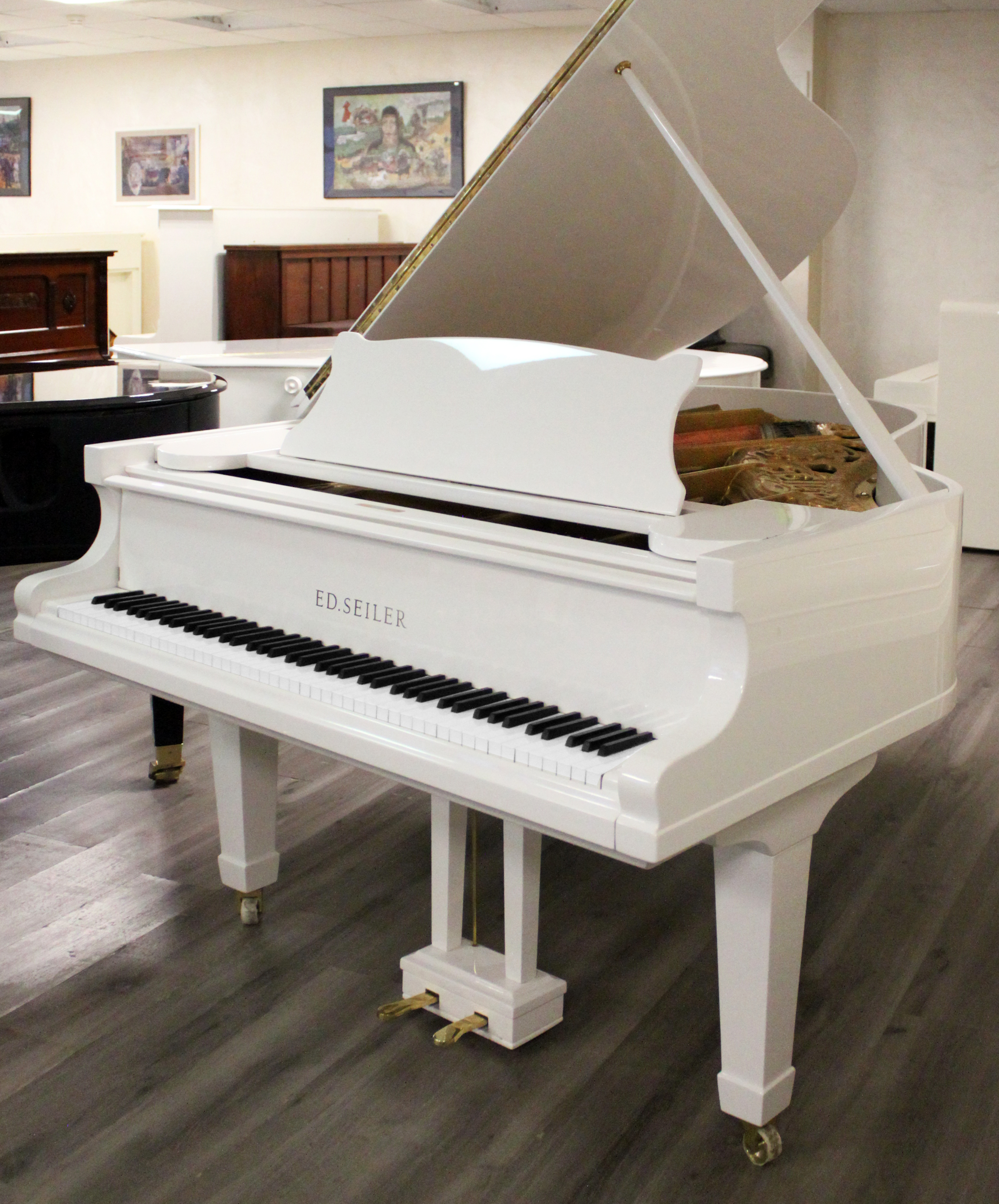 Белый рояль цена 2 200 000 руб.