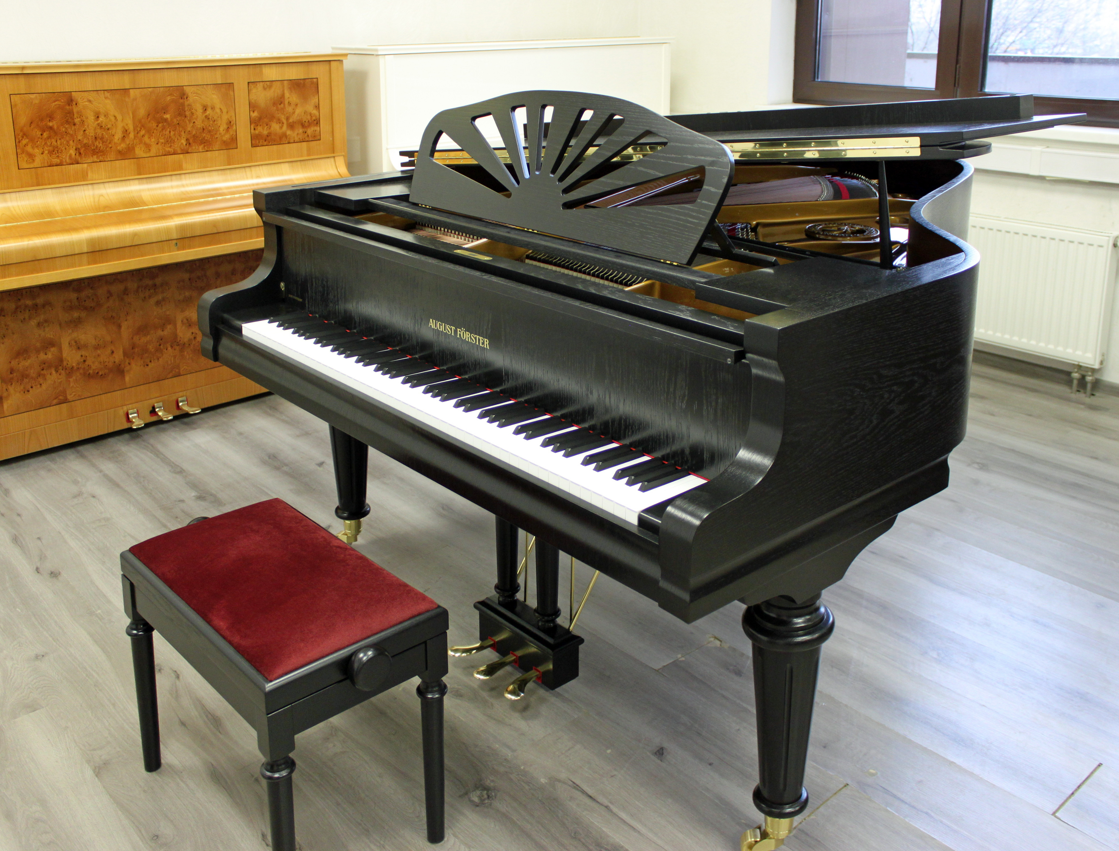 Черный рояль в резном дизайне