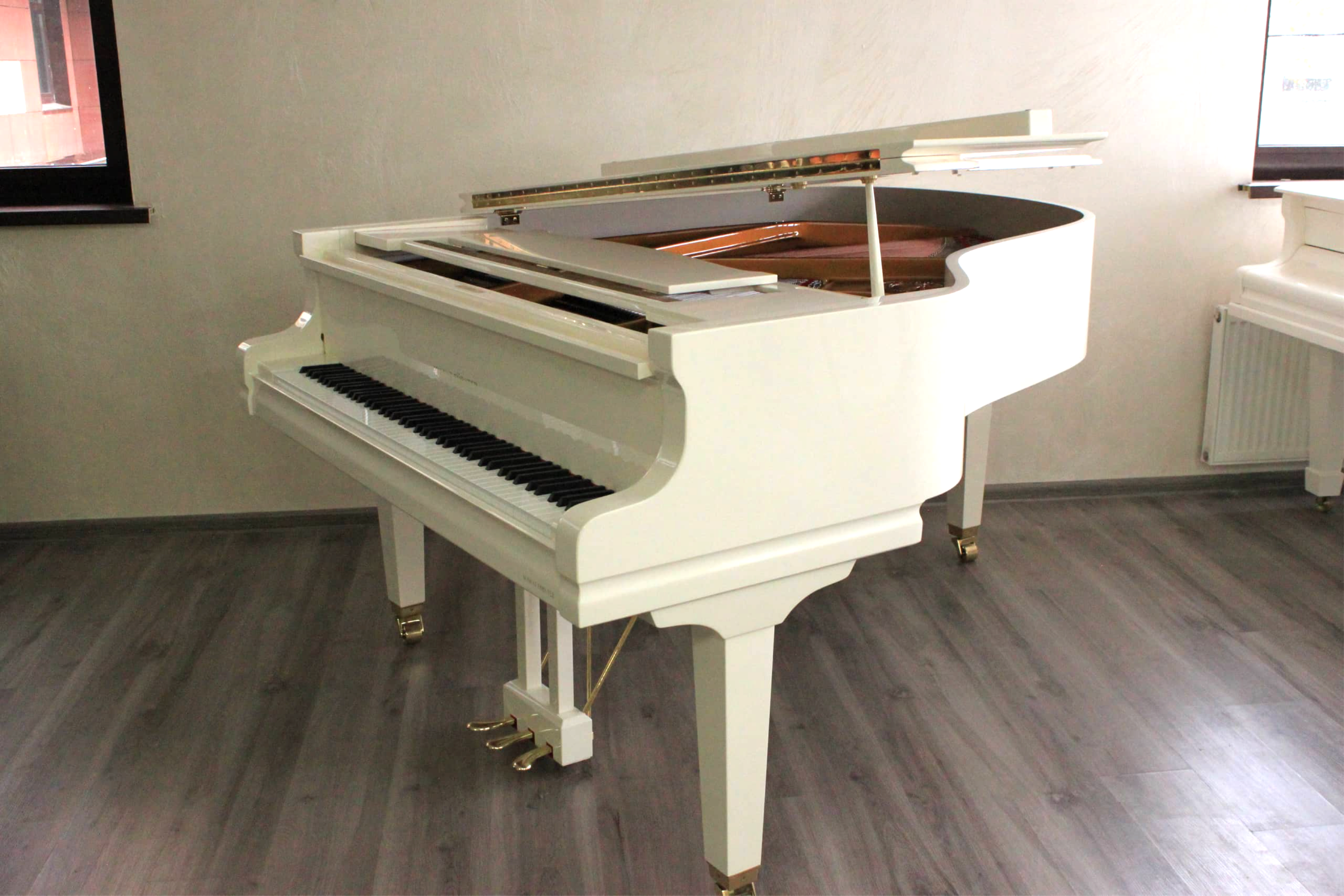 Белый кабинетный рояль