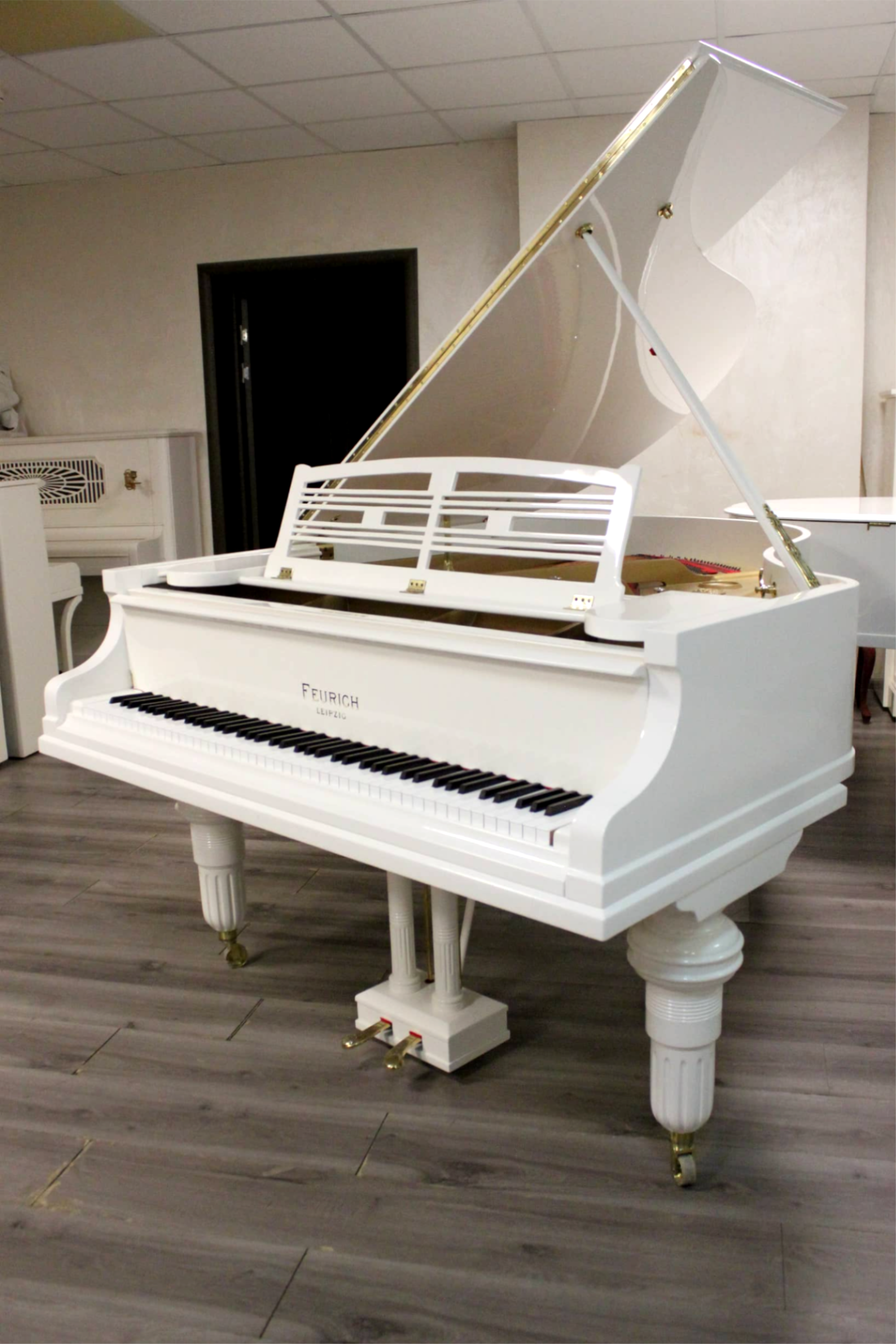 Рояль цена 2 100 000 руб.