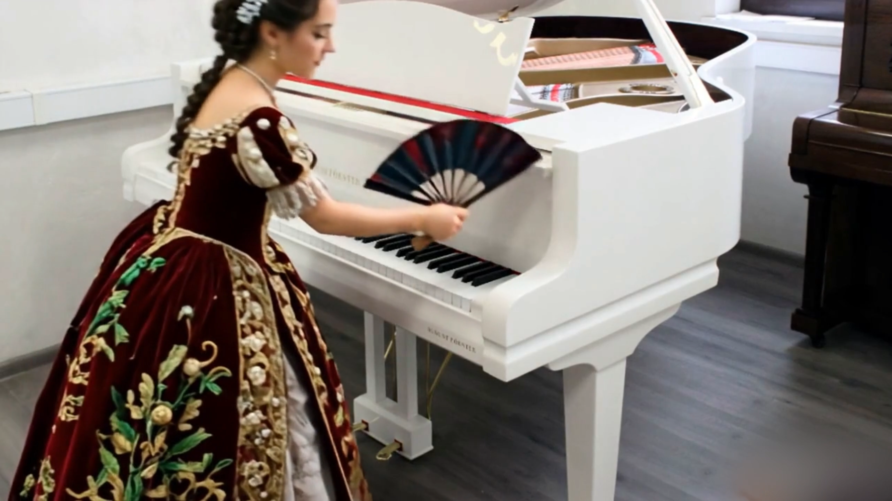 Белые рояли