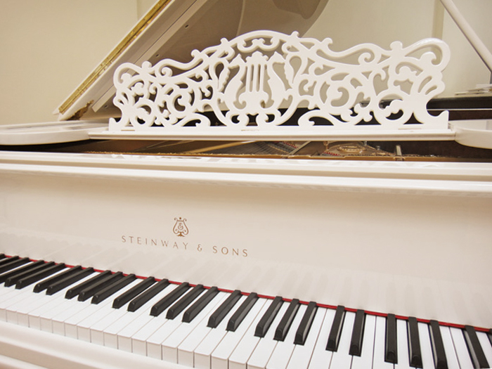 Белый Стейнвей