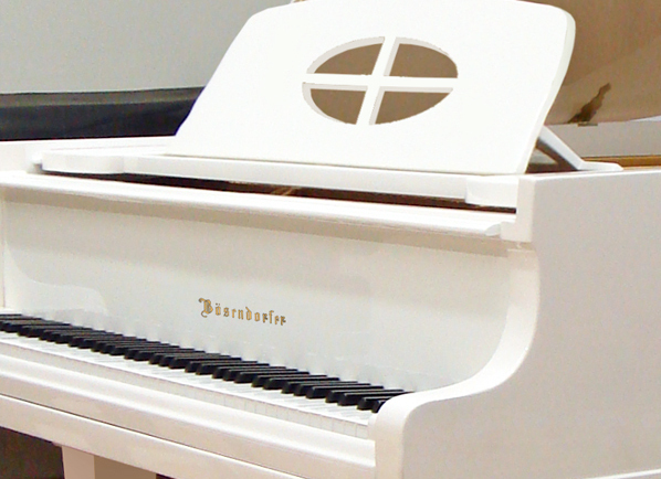 Бёзендорфер, белый кабинетный рояль