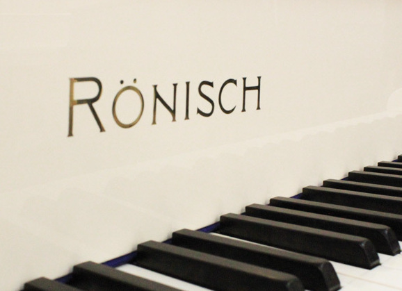 Белый рояль Рёниш модерн немецкий